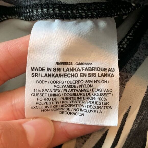 3 for $30! Nike Capri patterned capri pants - Picture 6 of 9